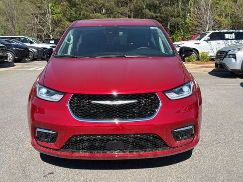 Certified 2024 Chrysler Pacifica Touring-L FWD image 3