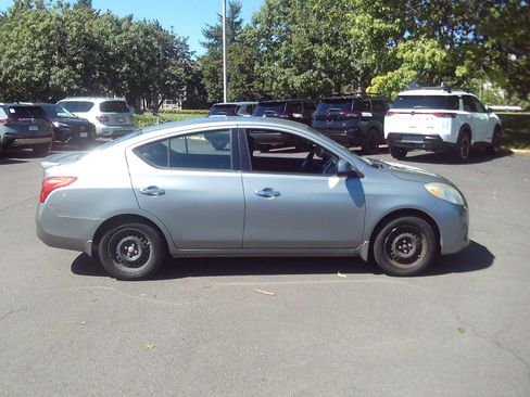 Used 2014 Nissan Versa SV FWD image 6