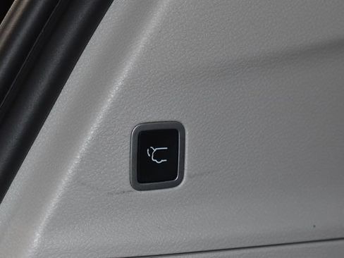 Certified 2024 Chrysler Pacifica Touring-L image 38