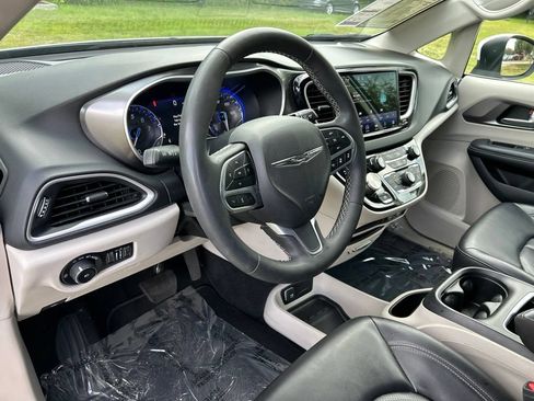 Used 2023 Chrysler Pacifica Touring-L FWD image 21