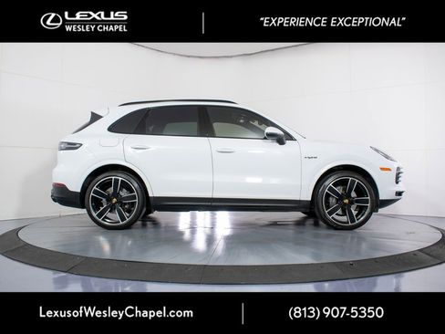 Used 2023 Porsche Cayenne AWD/4WD image 3