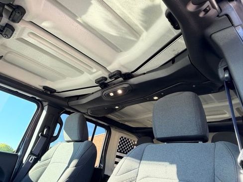 Used 2024 Jeep Wrangler Unlimited image 11