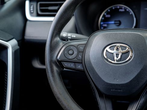 Used 2022 Toyota RAV4 LE AWD/4WD image 18