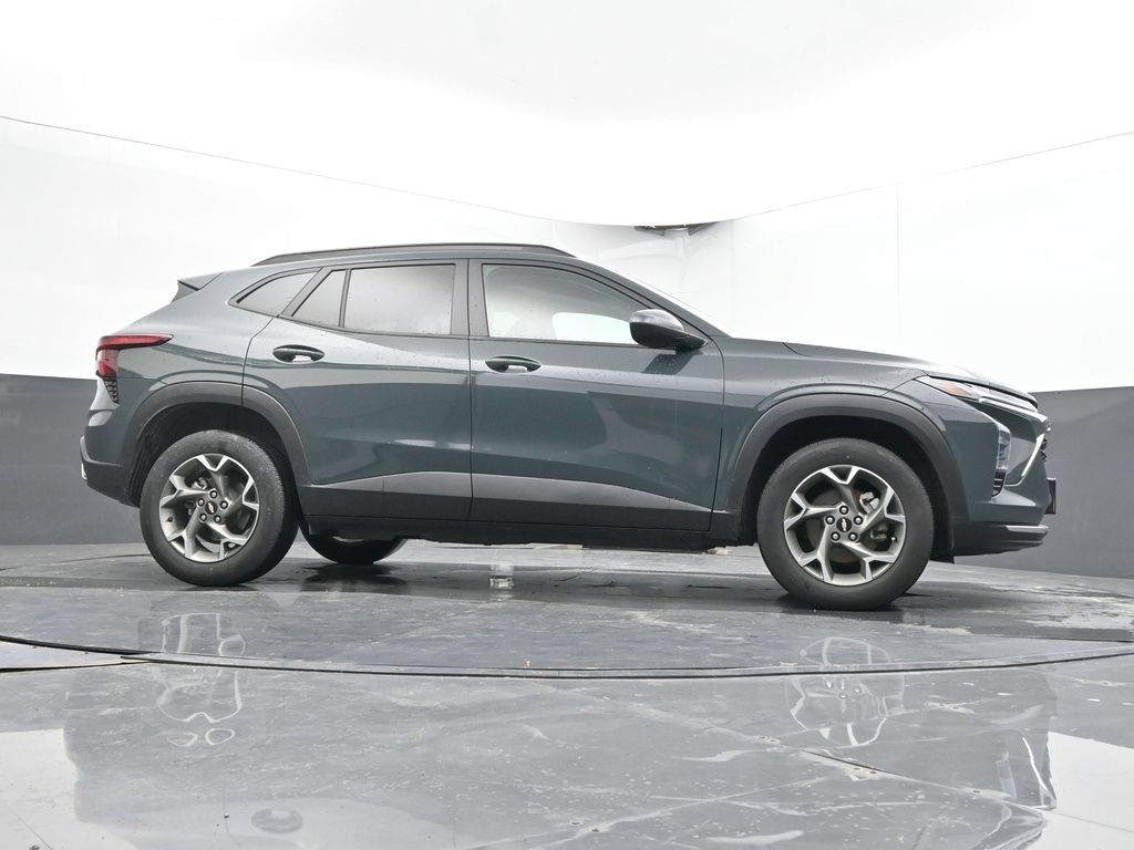 Used 2025 Chevrolet Trax LT FWD image 30