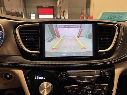 Used 2022 Chrysler Pacifica Touring-L FWD image 29