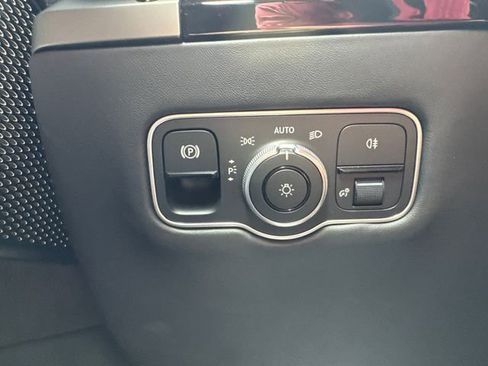 Used 2025 Aston Martin V8 Vantage Coupe image 22