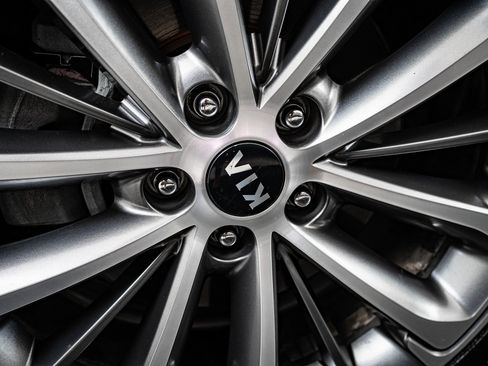 Used 2019 Kia Cadenza Technology image 8