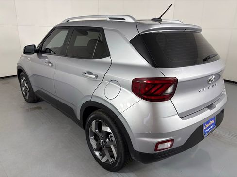 Used 2025 Hyundai Venue SEL FWD image 5