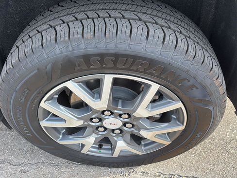 Used 2023 GMC Acadia SLT w/ Technology Package FWD image 11