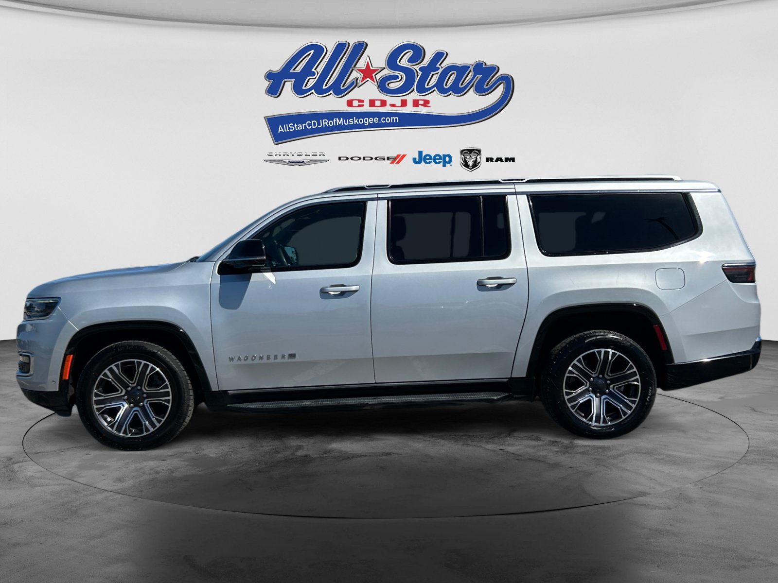 Used 2024 Jeep Wagoneer L Series II w/ Flexible Seating Group RWD image 8