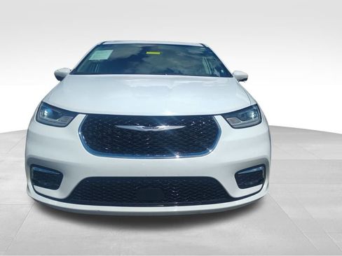 Used 2023 Chrysler Pacifica Touring-L image 2