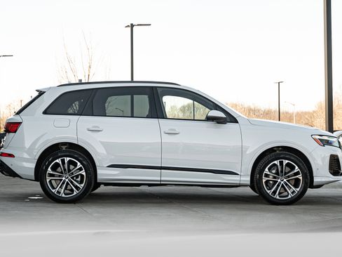 Certified 2025 Audi Q7 2.0T Premium w/ Convenience Plus Package image 3