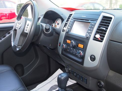 Used 2020 Nissan Frontier PRO-4X image 11