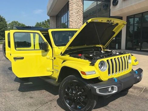 Used 2023 Jeep Wrangler Unlimited Sahara w/ Cold Weather Group AWD/4WD image 9