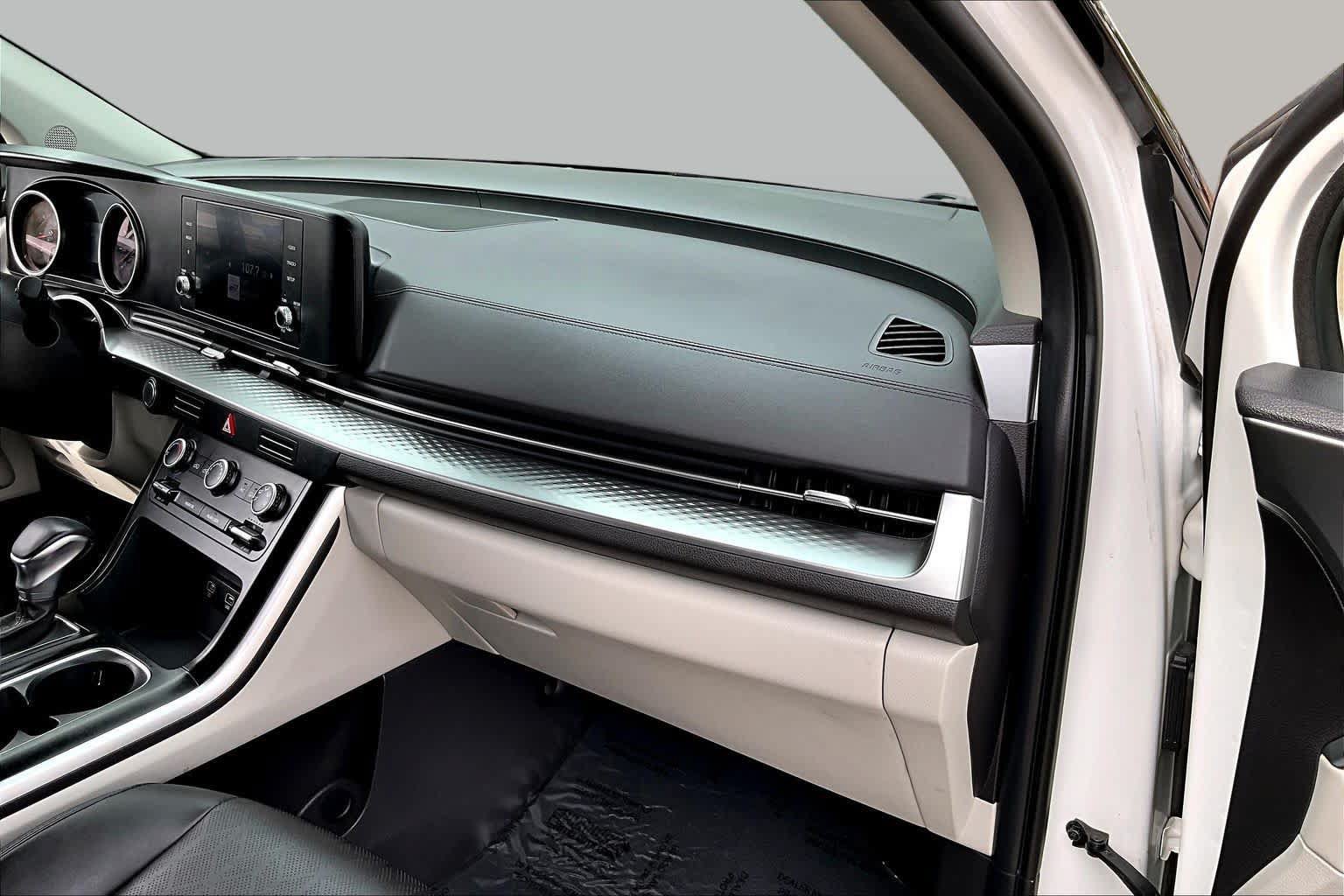 Used 2024 Kia Carnival LX FWD image 18
