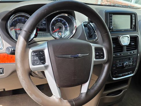 Used 2015 Chrysler Town & Country Touring FWD image 11