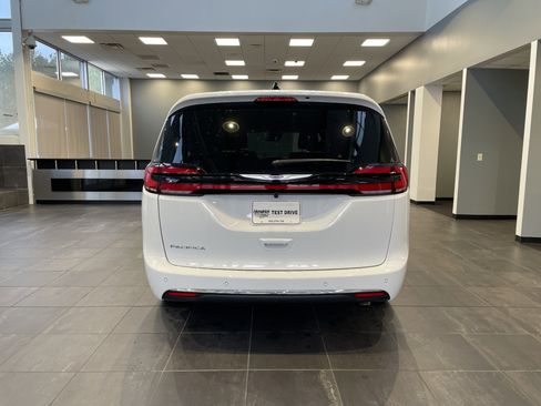New 2026 Chrysler Pacifica Select image 9