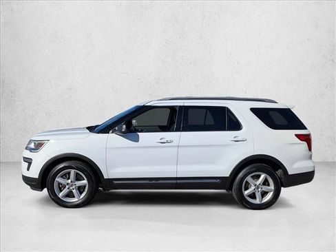 Used 2018 Ford Explorer XLT image 8