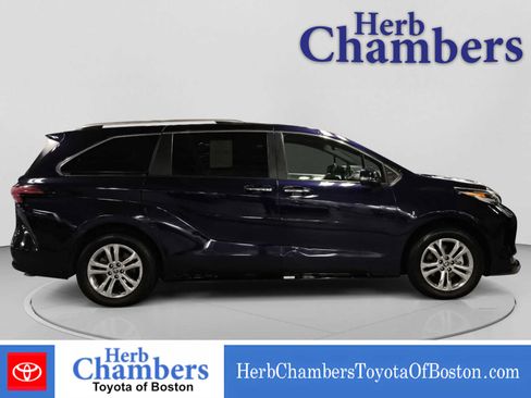 Used 2023 Toyota Sienna Platinum AWD/4WD image 11