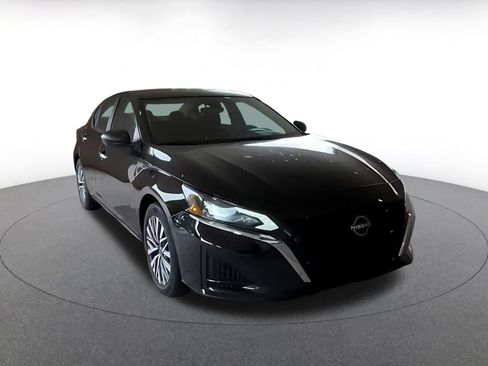 Used 2025 Nissan Altima 2.5 SV FWD image 3