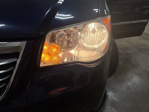 Used 2015 Chrysler Town & Country Touring-L w/ Driver Convenience Group image 32