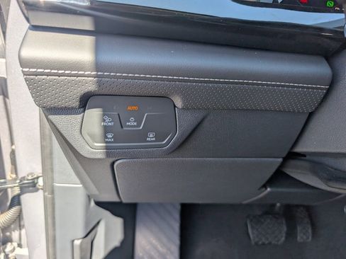 Used 2025 Volkswagen Atlas SE image 19