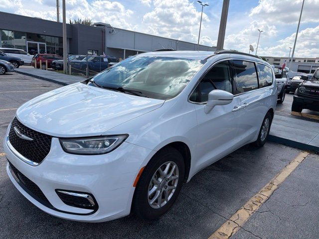 Used 2022 Chrysler Pacifica Touring-L FWD image 1