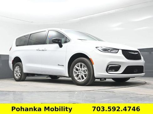 Used 2024 Chrysler Pacifica Touring-L image 13