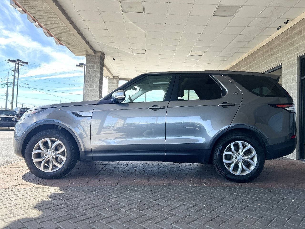Used 2018 Land Rover Discovery SE AWD/4WD image 6