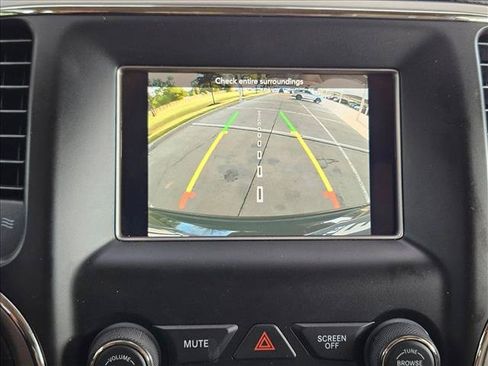 Used 2019 Jeep Grand Cherokee Laredo RWD image 12