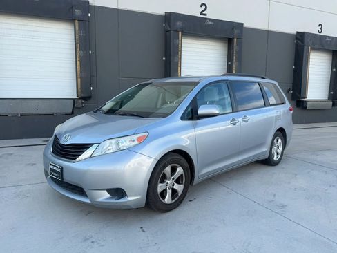 Used 2014 Toyota Sienna LE FWD image 1