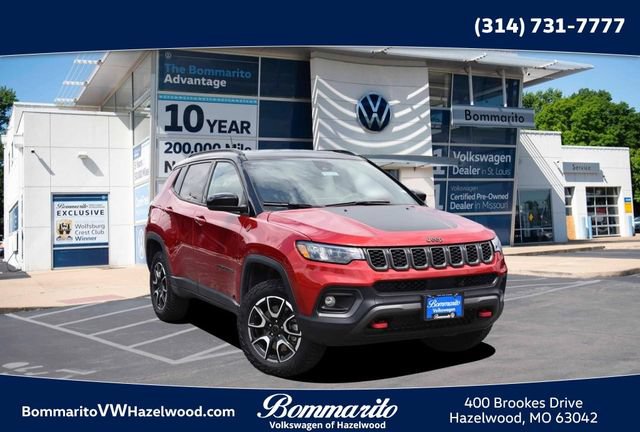 Used 2025 Jeep Compass Trailhawk AWD/4WD image 1