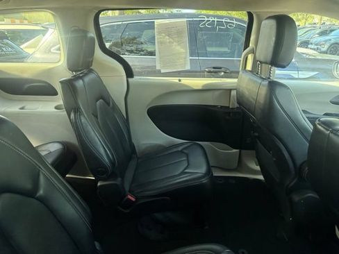Used 2023 Chrysler Pacifica Touring-L FWD image 6
