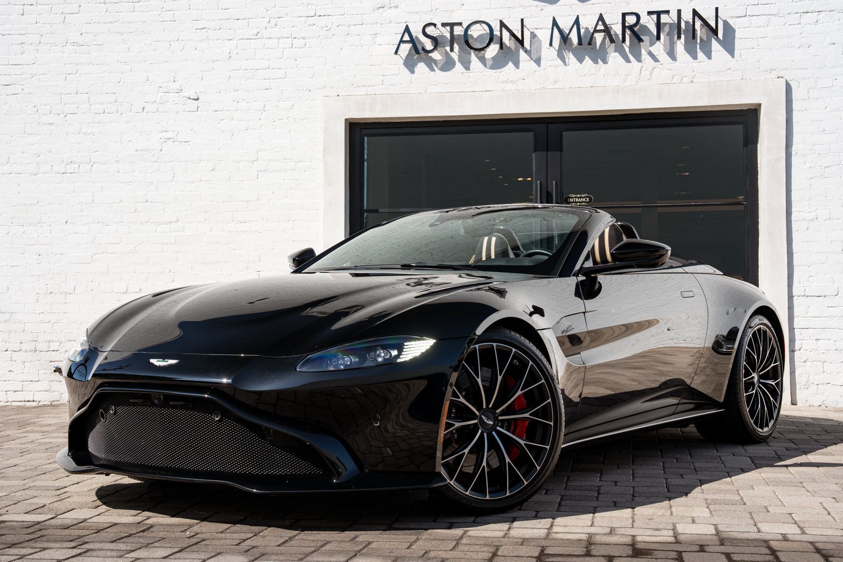 Used 2023 Aston Martin V8 Vantage Roadster RWD image 17