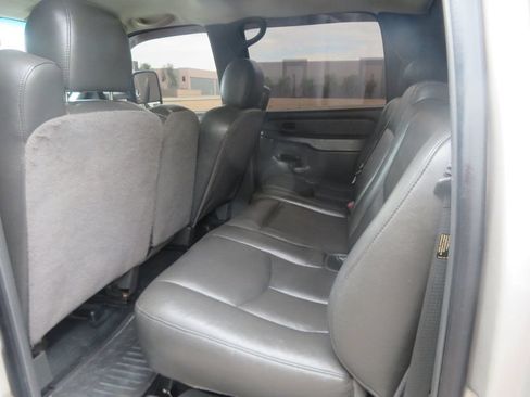 Used 2006 Chevrolet Silverado 2500 W/T w/ Heavy-Duty Power Package RWD image 24