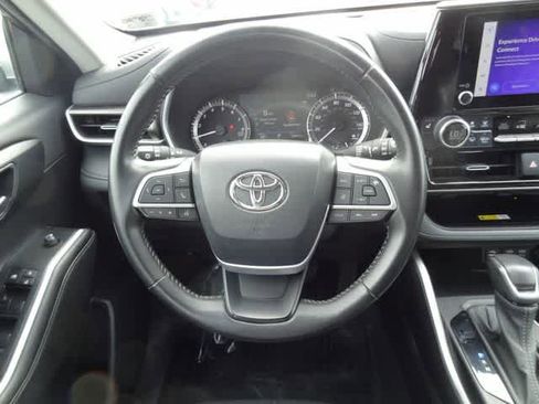 Used 2023 Toyota Highlander XLE FWD image 16