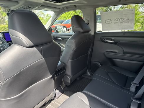 New 2025 Toyota Highlander XLE image 25