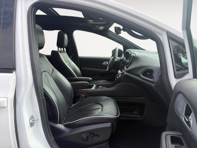 Used 2025 Chrysler Pacifica Limited FWD image 15