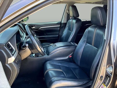 Used 2018 Toyota Highlander SE FWD image 8
