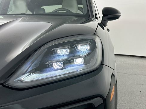 Certified 2025 Porsche Cayenne E-Hybrid image 15