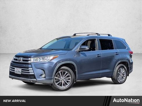 Used 2017 Toyota Highlander XLE w/ Carpet Mat Package AWD/4WD image 1