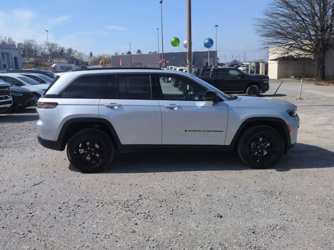 New 2026 Jeep Grand Cherokee Altitude AWD/4WD image 9