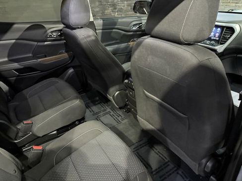 Used 2023 GMC Acadia SLE w/ Driver Convenience Package image 4