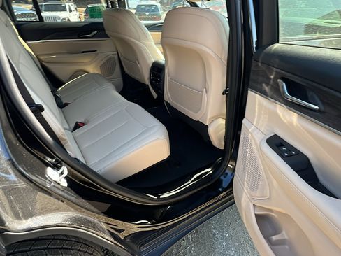 Used 2025 Jeep Grand Cherokee Limited image 21