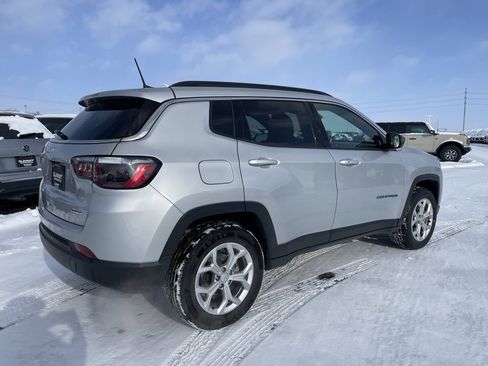 Used 2024 Jeep Compass Latitude image 4