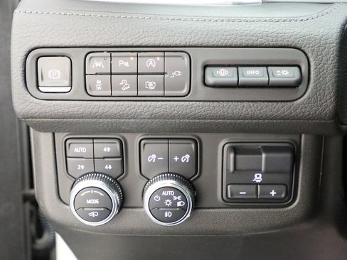 Used 2022 GMC Yukon XL Denali w/ Denali Premium Package AWD/4WD image 7
