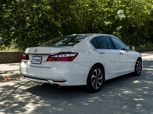 Used 2016 Honda Accord EX image 9