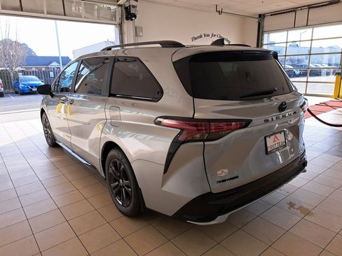 Used 2025 Toyota Sienna XSE image 10