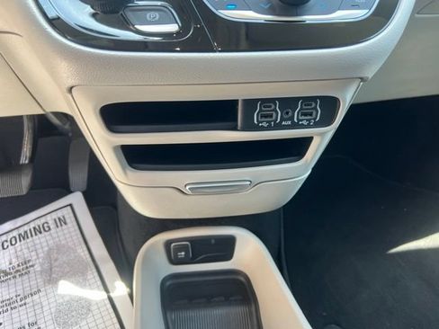 Used 2024 Chrysler Pacifica Touring-L FWD image 23