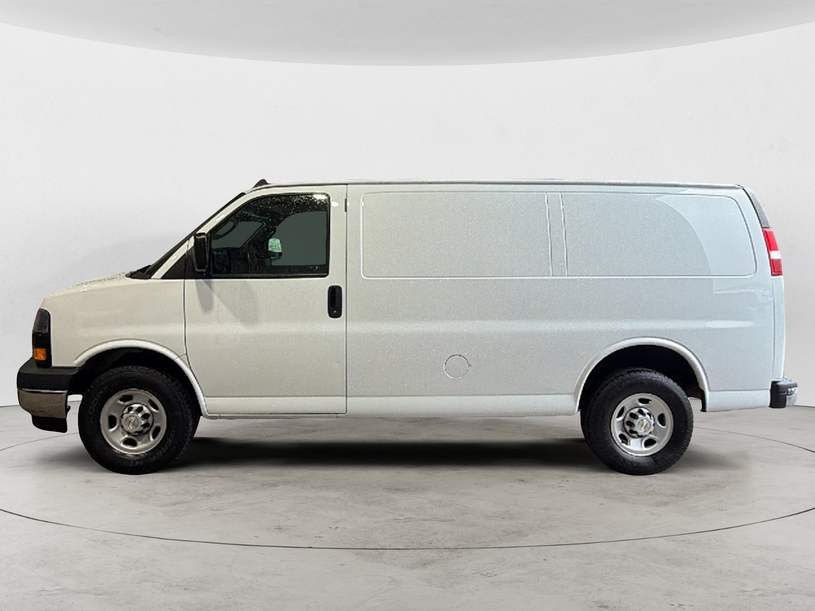 Used 2020 Chevrolet Express 2500 w/ Enhanced Convenience Package RWD image 3